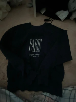 Svart sweatshirt med Paris-tryck - mörkblå hoodie andvönd ett par gånger okej skick ,dm mig om du vill se hur den sitter på.