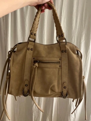 Citybag - Beige ”citybag” från bershka i en mellan storlek, super bra skick. Färgen visas bäst på sista bilden❤️❤️
