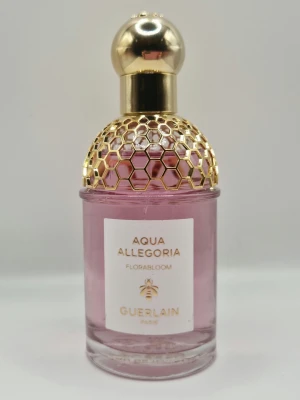 Guerlain Acqua Allegoria Florabloom EdT 75ml - Pudrig tropisk doft. Väldigt speciell. Har tyvärr inte kvar kartong. Nypris över 1300kr.