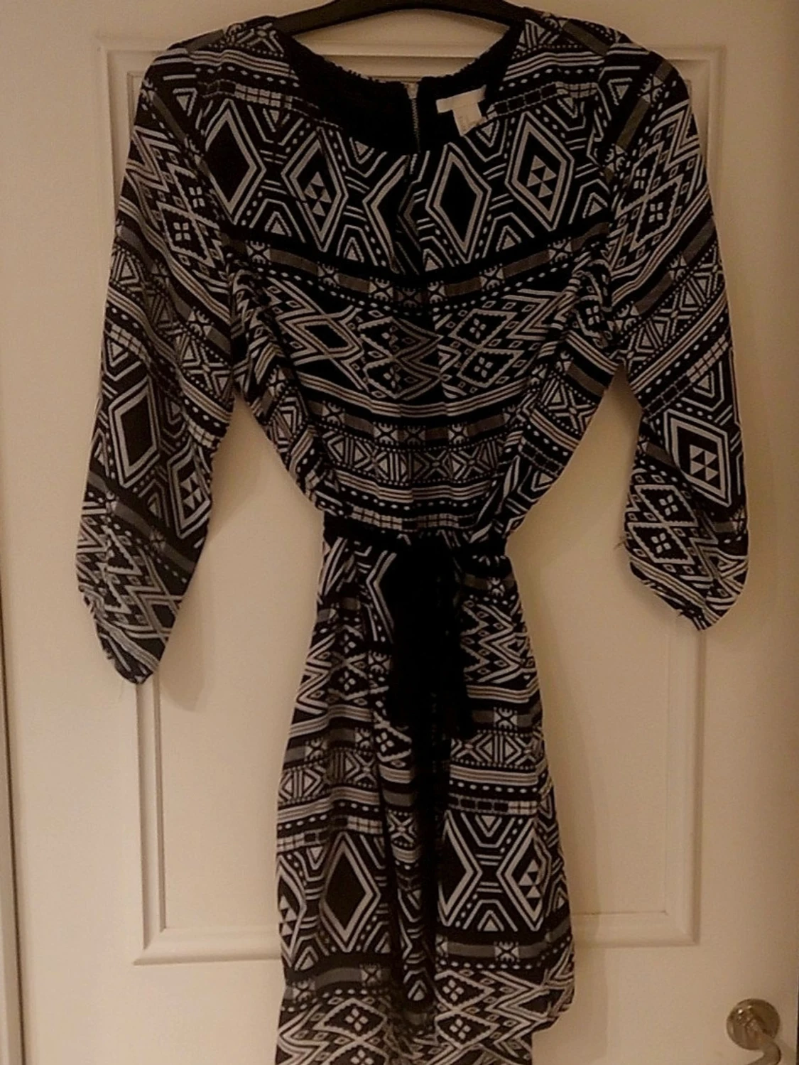 Svartvit mönstrad kortklänning - 2