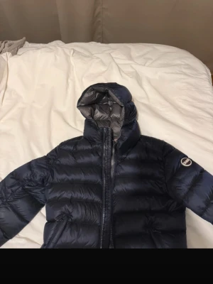 Mörkblå dunjacka från Colmar - Snygg mörkblå dunjacka från Colmar i st:XS