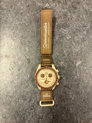Omega x Swatch Mission to Saturn - Säljer en Omega x Swatch Speedmaster MoonSwatch. Självklart äkta digitalt kvitto finns! Säljs då jag behöver pengar!