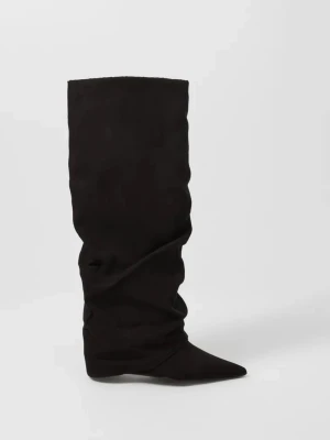 Svarta stövlar med spetsig tå - Säljer ett par höga svarta stövlar med spetsig tå ifrån Nelly. Skorna är endast testade och ej använda. Klacken är ca 8cm hög. Dessa är slutsålda hos Nelly.