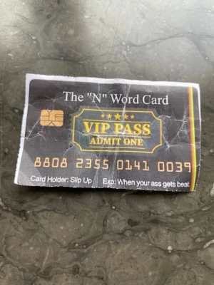 VIP Pass skämtkort - Ett skämtkort i plast med texten 'VIP PASS ADMIT ONE' och färgade detaljer. Kortet har tryckt chip och siffror, samt en regnbågsfärgad kant. Perfekt som rolig accessoar eller present till någon med humor.