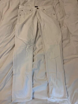 Vita jeans från lee - Säljer ett par vita jeans sitter bra i passform. W33 L32