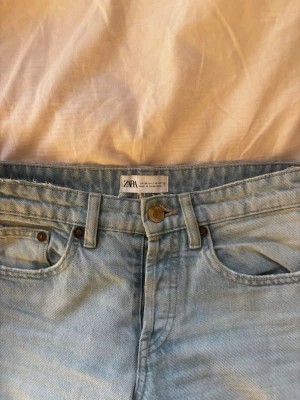 Raka jeans Zara - Supersnygga på! Är lite slitna men tycker personligen att de är snyggt på dessa
