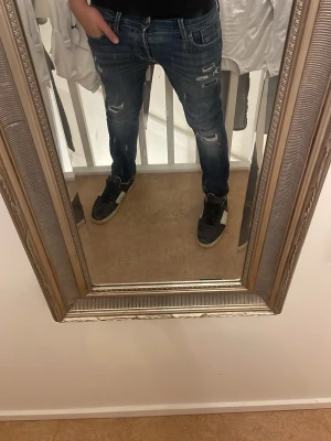 Jack & Jones jeans med slitningar  - Ett par riktigt schysta jeans från Jack & Jones. Skicket är 9/10, den ända defekten är ett hål som har lagats. Priset är inte hugget i sten. Jag på bilden är 183 och väger 80kg. Modellen på jeansen är glenn slim fit. Om du har några frågor eller funderingar är det bara att fråga på😀🙌 