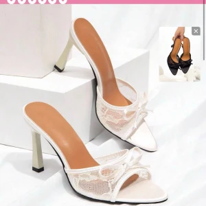 Vita spetsiga pumps med mesh och rosett - Eleganta vita pumps med spetsig tå och hög klack. Skorna har ett transparent mesh-material med dekorativ rosett framtill och en öppen design vid sidorna. Perfekt för dig som vill ha en stilren och trendig look.