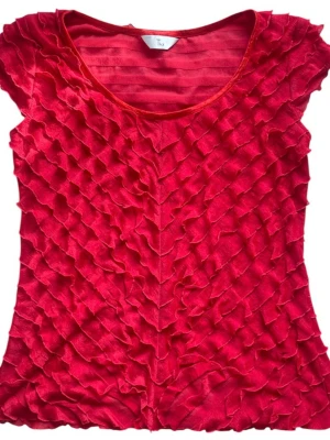 Meshtopp från Tia  - Röd mesh t-shirt med volanger och rund urringning ❣️Byst: 45 cm. Längd: 59 cm. Jag brukar ha strl XS i toppar för referens! 