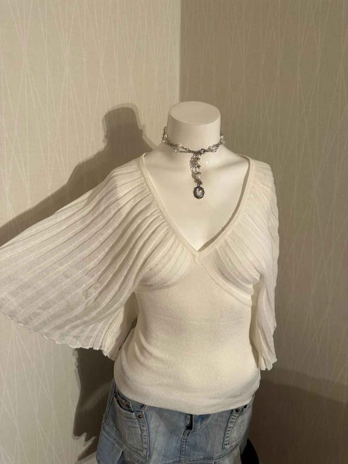 Vit ribbad stickad topp med v-ringning