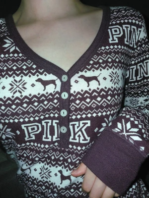 Vintage Y2K Henley PINK Victoria's secret - Mycket gott skick. Är en storlek M men skulle säga att den passar mer som en storlek S. Skriv gärna vid frågor❤️