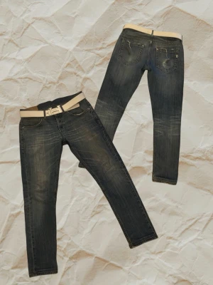 Don Dup Jeans - Tja, säljer dessa feta Don Dup jeans med snus fade på höger bakficka, bältet på bilden medföljer inte‼️
