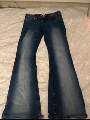 Blå bootcut jeans från Gina Tricot - Säljer ett par blå bootcut jeans från Gina. Använd några gånger men fint skick köpt för 450kr
