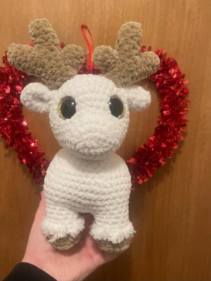 Virkad ren - Handvirkat i mjukt polyester garn!