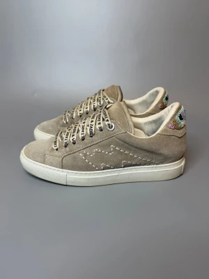 Zadig & Voltaire Skor - ‼️VI TAR EJ BYTEN‼️ Zadig & Voltaire sneakers | Skick: 8.5/10 | Storlek 36 EU | ingår enbart skorna vid köp! | Fraktar inom 24H efter köp på köparens bekostnad 📦💨 | Hör av dig vid minsta fråga eller fundering 💭 