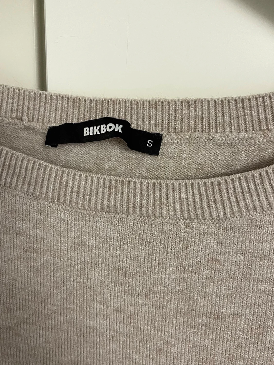 Beige stickad tröja från BikBok - 1