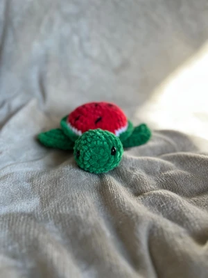 Virkad sköldpadda med vattenmelon-skal - Den är ca 7 cm hög 🌸 Sköldpaddan har Säkerhetsögon som inte rekommenderas för barn under tre år! 