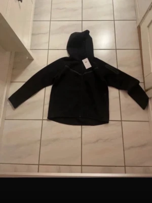 Nike tech sett - Säljer detta snygga Nike tech Settet ( kofta och byxor) . Settet är helt nytt. Storlek; 158-170 cm.