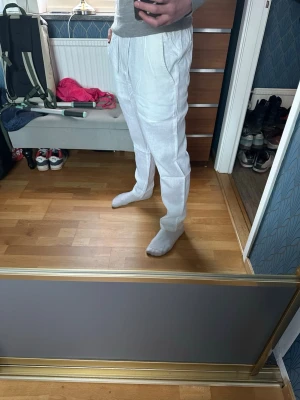 Vita linnebyxor - Säljer ett par linnebyxor. ALDRIG använda alltså i toppen skick. Dom är 100% linne och bra kvalitet