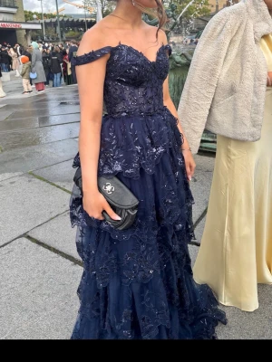 INTRESSEKOLL balklänning -  Intressekoll på min vackra balklänning jag hade i somras, endast använd en gång! Köpt för 5500 så kom med ett prisförslag!