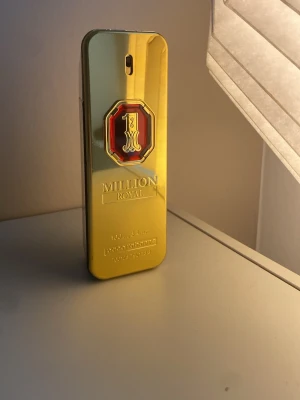 Paco Rabanne 1 Million Royal EdT 100ml - Säljer en 1 Million Royal Eau de Toilette från Paco Rabanne. Flaskan är rektangulär med en lyxig guldfärgad framsida och svart baksida, samt en röd detalj runt loggan. Volymen är 100 ml och flaskan har en modern, exklusiv design.
