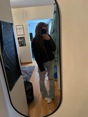 Svart pufferjacka från Colmar - Passar personer som har storlek M/L också. Säljer en svart pufferjacka från Colmar Originals. Jackan har quiltad design, dragkedja framtill och en diskret logotyp på bröstet. Materialet är glansigt och lätt, perfekt för kalla vinterdagar. Snygg och enkel modell som passar till det mesta.