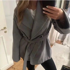 Grå kappa  - Såå snygg o skön kappa från bikbok. Passar perfekt nu i höst. Knapp på mitten och knyte runt midjan, fickor finns på båda sidor. Endast använd några gånger - jättebra skick, inga defekter. De första två bilderna är lånade! Hör av er för frågor/bilder 💕