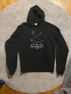 Maison Margiela svart hoodie - Skick 8/10 säljer pga den är för liten 