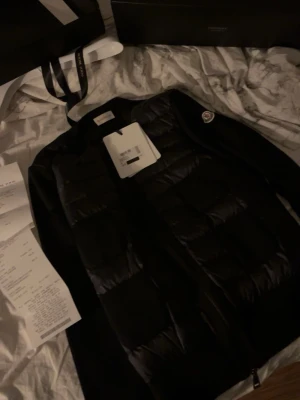 Moncler cardigan  - säljer min älskade moncler cardigan. som har används väldigt varsamt och är i gott skick! Den är i strl Xs men passar upp till strl M skulle jag säga, beroende på hur man vill att den sitter. samt att den sitter bra på mig. Kan gå ner i pris vid snabbaffär.  