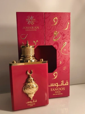 Amaran Exclusive Fanoos Siraj parfym edp 100ml - Fanoos Siraj från Amaran är en Eau de Parfum för både kvinnor och män. En lyxig flaska som kommer sticka ut i din samling och som även är svår att få tag på i Sverige.  Se bild för referens av mängd, endast testad.  Doften har toppnoter av äpple, litchi, rosa grapefrukt och svarta vinbär. Hjärtnoterna består av hallon, vilda bär, jasmin och ros. Basnoterna är vanilj, socker, mysk, ambra och mossa.  Säljes pga köpt alldeles för många parfymer 🫣