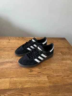 Adidas Spezial - Ett par galet feta Adidas Spezial i storlek 40 2/3 men skulle säga att de passar storlek 41, extremt bra skick inga som helst defekter.  Priset kan förhandlas vid snabb affär🤝