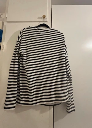 Randig långärmad tröja H&M Basic - Säljer en trendig svartvit långärmad tröja från H&M Basic. Vafan är använd vid få tillfällen! 🖤🤍