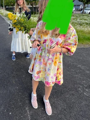 Jättenajs sommarklänning! - Blommig sommarklänning, perfekt till midsommar!💕 pris kan diskuteras!