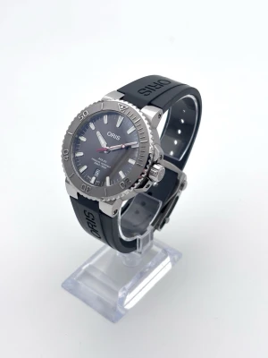 Oris Aquis Date - • Modell: Oris Aquis Date • Storlek: 43,5mm • Referens: 01 733 7730 4153 • År: 2023 • Skick: Mycket Bra • Medföljer: Fullset + original extra gummiband + verktyg för att ändra band