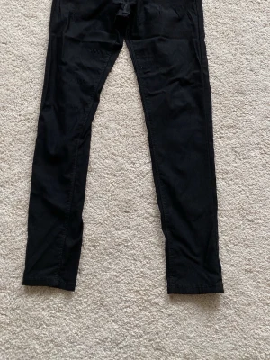 Svarta skinny jeans - Säljer ett par svarta skinny svarta byxor . Låg midja  känns mjukt och stretchigt för extra komfort.