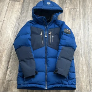 Sail racing jacka  - Sail racing jacka jag haft i 3månader säljer då den e för liten strl S passar för dig runt 175 säljer för 799 nytt pris 3200