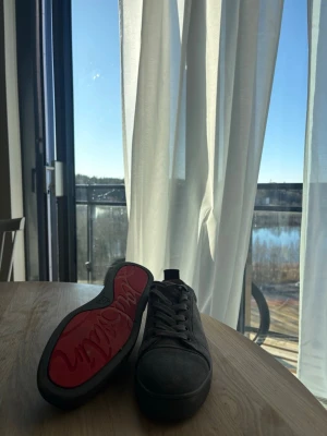 Christian Louboutin  - Säljer nu dessa lite schysstare loubsen. De här skorna är använda ett fåtal gånger så är därför i väldigt bra skick, lite smutsiga men annars väldigt bra. Skorna är i storlek 41!