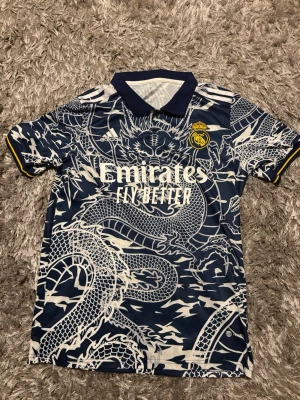 Real Madrid matchtröja drakmönster - Storlek S. Fanmade real Madrid fotbolls tröja perfekt för sommaren. 