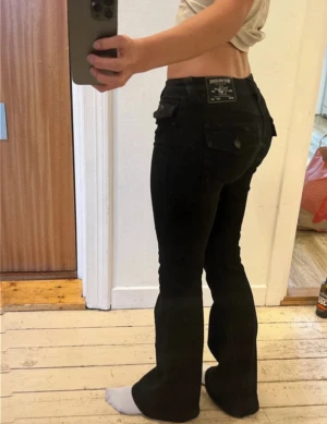Svarta jeans true religion Byte till 24 - Byter mina svarta true religion jeans i storlek 26 till likadana fast storlek 24! Skriv om ni är intresserade 