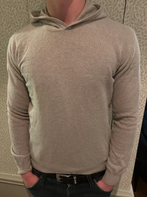 Oscar Jacobson hoodie  - Säljer denna tvär feta hoodie ifrån Oscar Jacobson. Modellen är ca 180 cm lång och väger 73 kg, tveka inte på att kontakta mig vid minsta fundering🙌