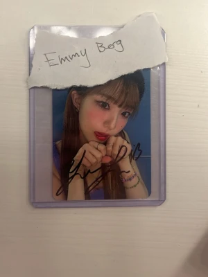 Signerad Yeojin Loona Photocard - Säljer mitt signerade photocard av yeojin i loona! Köpt från Korea för ca 2 år sedan för ungefär 700kr,,  den är i perfekt skick och har inga skavanker. Ifall du är intresserad så kan jag skicka video av signaturen!💘