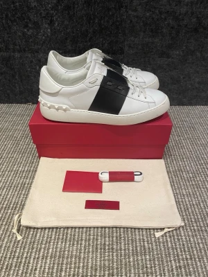 Valentino skor (nya) - Hej! Säljer nu dessa svin snygga valentino skor. Skorna är i nytt skick! Begränsat antal boxar och dustbags. Hör av dig vid frågor. 40,5 passar 41,5