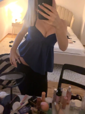 Mörkblå omlottopp med v-ringning - Snygg mörkblå omlottopp med djup v-ringning och breda axelband. Toppen har en luftig passform och markerad midja som ger en feminin siluett. Perfekt att styla med jeans eller kjol för en trendig look. Har klippt bort lappen men den är från shein och den är i XS/ XSS!!