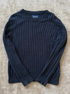 Sebago tröja  - Kabelstickad mörkblå tröja från Sebago. Nypris ligger på 1200kr. Den är i bra skick och bara att höra av er vid frågor!😊