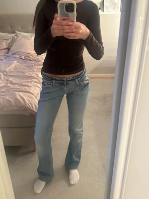Jeans - Säljer ett par snygga lågmidjade jeans. Jeans. Perfekta för en avslappnad och trendig stil🥰💕