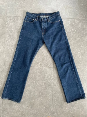 HOPE jeans - Mörkblå HOPE jeans med rak passform i storlek 31. Använda 2 gånger så iprincip helt nya. Nypris: 2100 kr, köpta på Aplace. 