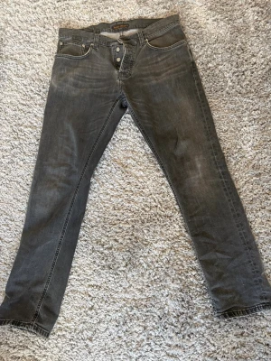 Gråa raka jeans från Nudie Jeans - Tja säljer dessa shyssta Nudie jeans med snusdose  slitning  på fram  höger fickan. Hör av er vid minsta fråga🔥💯storlek 33/30
