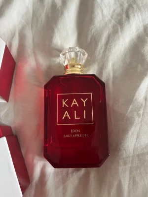 Kayali Eden Juicy Apple 01 parfym - Jag säljer Kayali Eden Juicy Apple 01, 100Ml. Den är ej använd, jag har bara luktat på den och säljer den då den ej faller i min smak. 