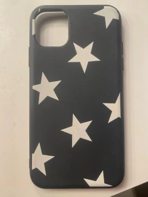 Svart mobilskal med vita stjärnor - Snyggt svart mobilskal med vita stjärnor i olika storlekar. Skalets material känns mjukt och flexibelt, troligen silikon eller TPU, och det har öppning för kamera. Perfekt för dig som vill ha ett skal med lite extra attityd och coolt mönster. Från SHEIN💝passar iphone 11