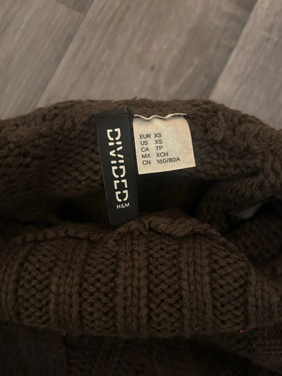 Brun stickad poloväst med flätmönster - 2